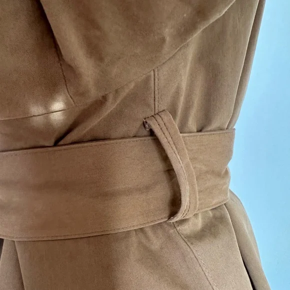 UNIQUE Tan Burberry Trench Coat with Gold Buckle Belt - Picture 6 of 15